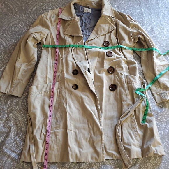 Classic Light Tan Trench Coat With Pockets - Picture 2 of 8